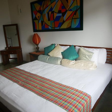 Yoho Home Away Home Канди Экстерьер фото