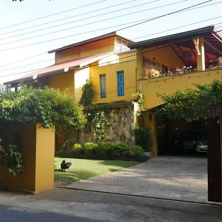Yoho Home Away Home Канди Экстерьер фото